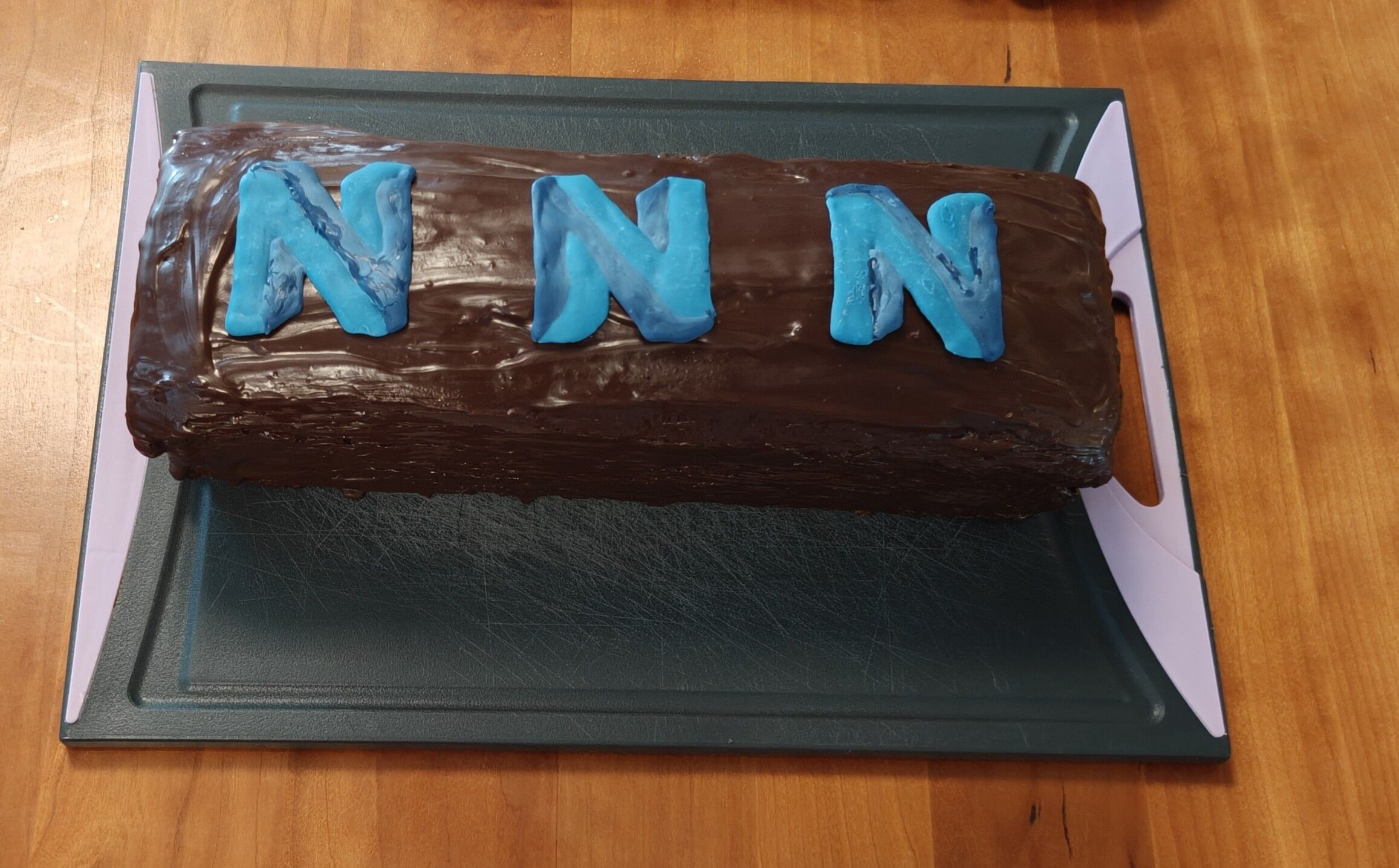 A cake with Neos logos