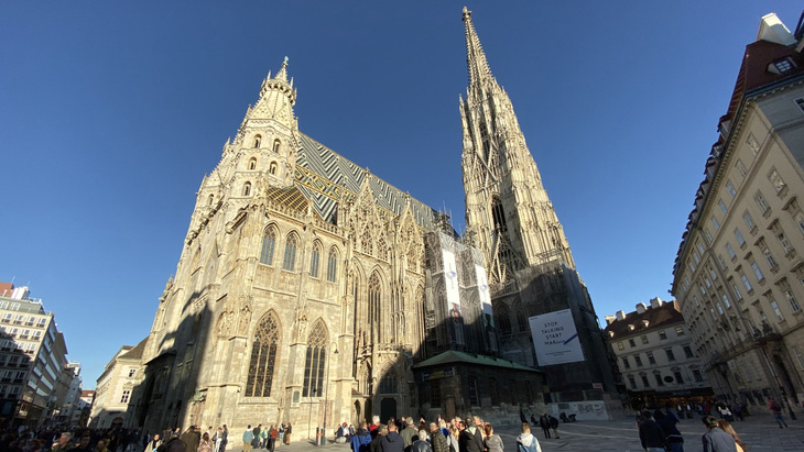 Stephans Dom in Vienna in bright sunlight